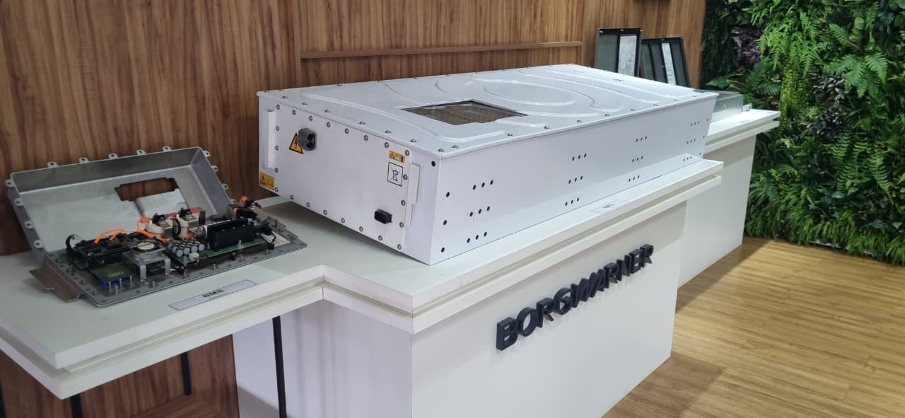 BorgWarner mostra processo fabril das baterias reparáveis para veículos elétricos comerciais