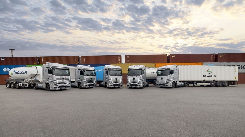Cinco caminhões movido a hidrogênio da Daimler Truck rodam o equivalente a cinco voltas e meia na Terra