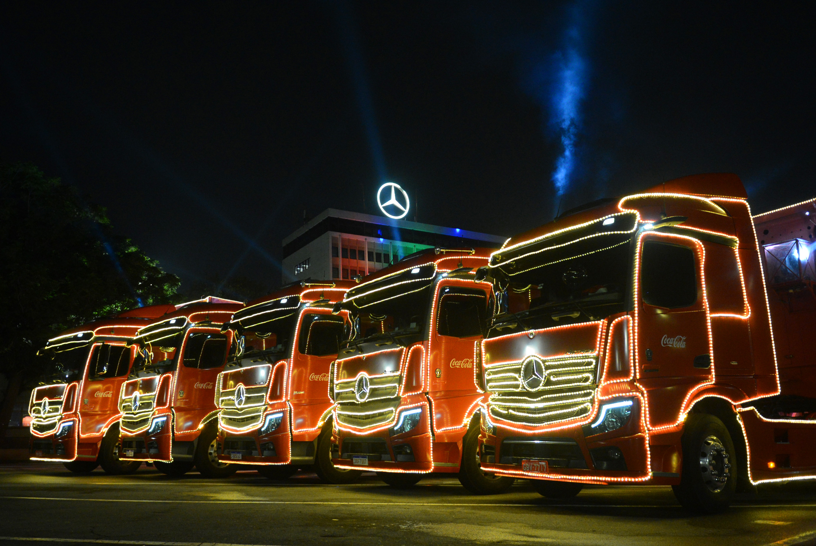Caravanas Iluminadas de natal da Coca-Cola terão caminhões da Mercedes-Benz  - Planeta Caminhão - Para Quem Gosta