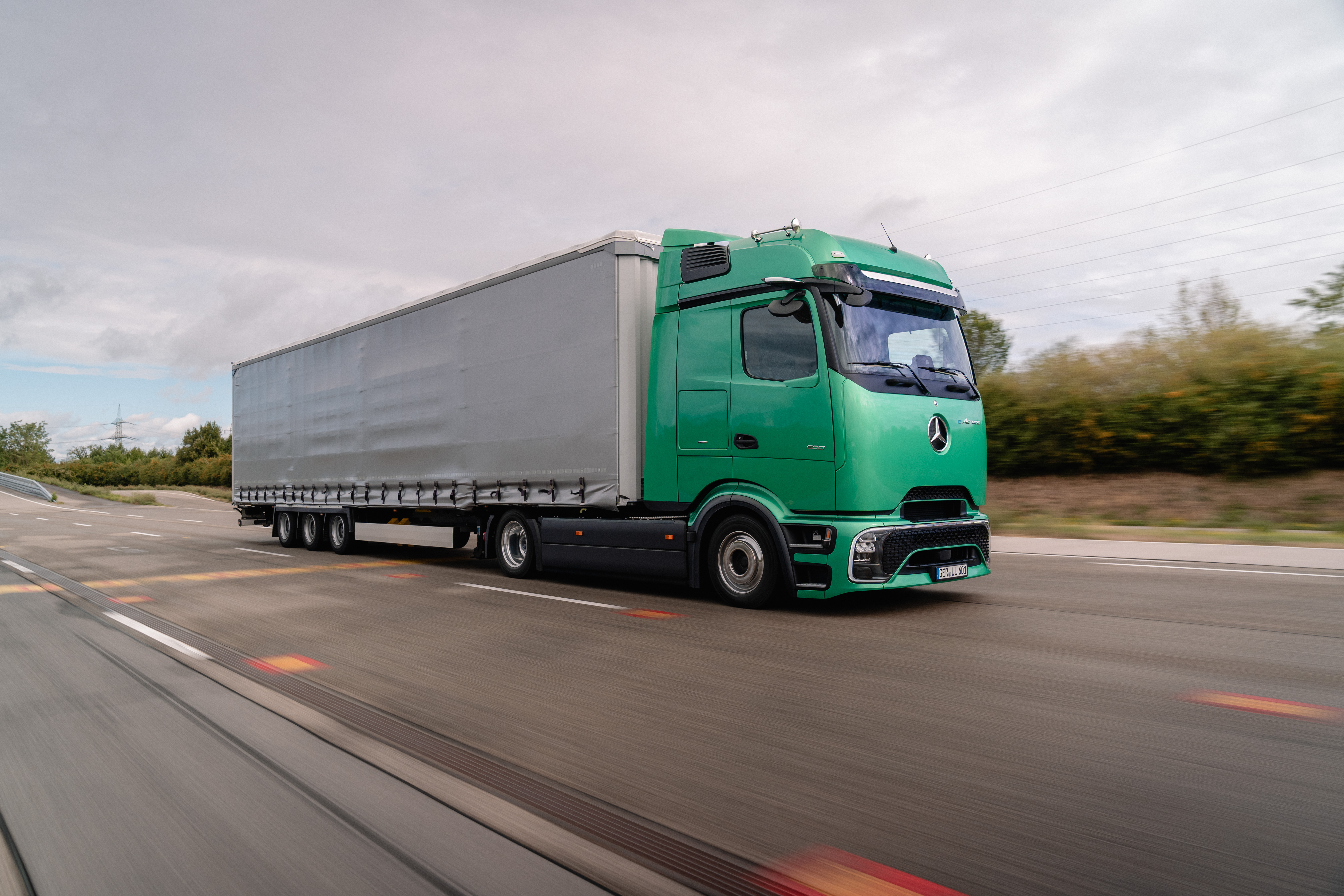 Mercedes-Benz apresenta eActros Lowliner elétrico com autonomia de 500 km
