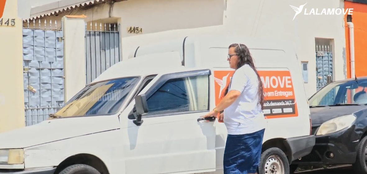 Elas no volante: mulheres ganham espaço na logística e redefinem o que é liberdade profissional