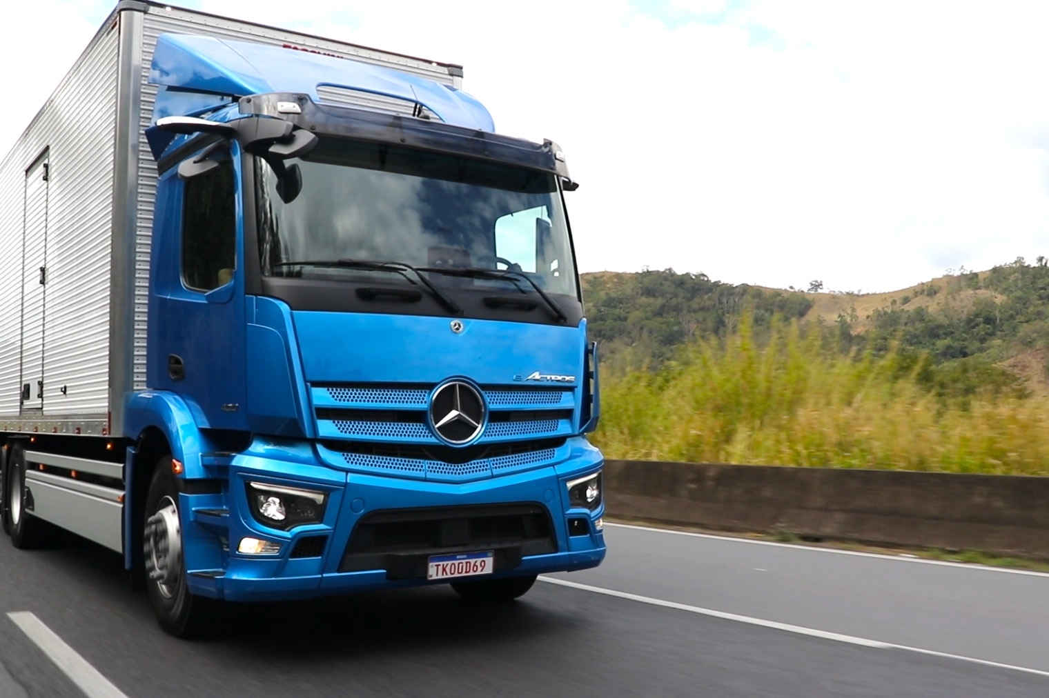 Caminhão elétrico Mercedes-Benz eActros 400 percorre 476 km sem recarga em teste e amplia sua autonomia no Brasil