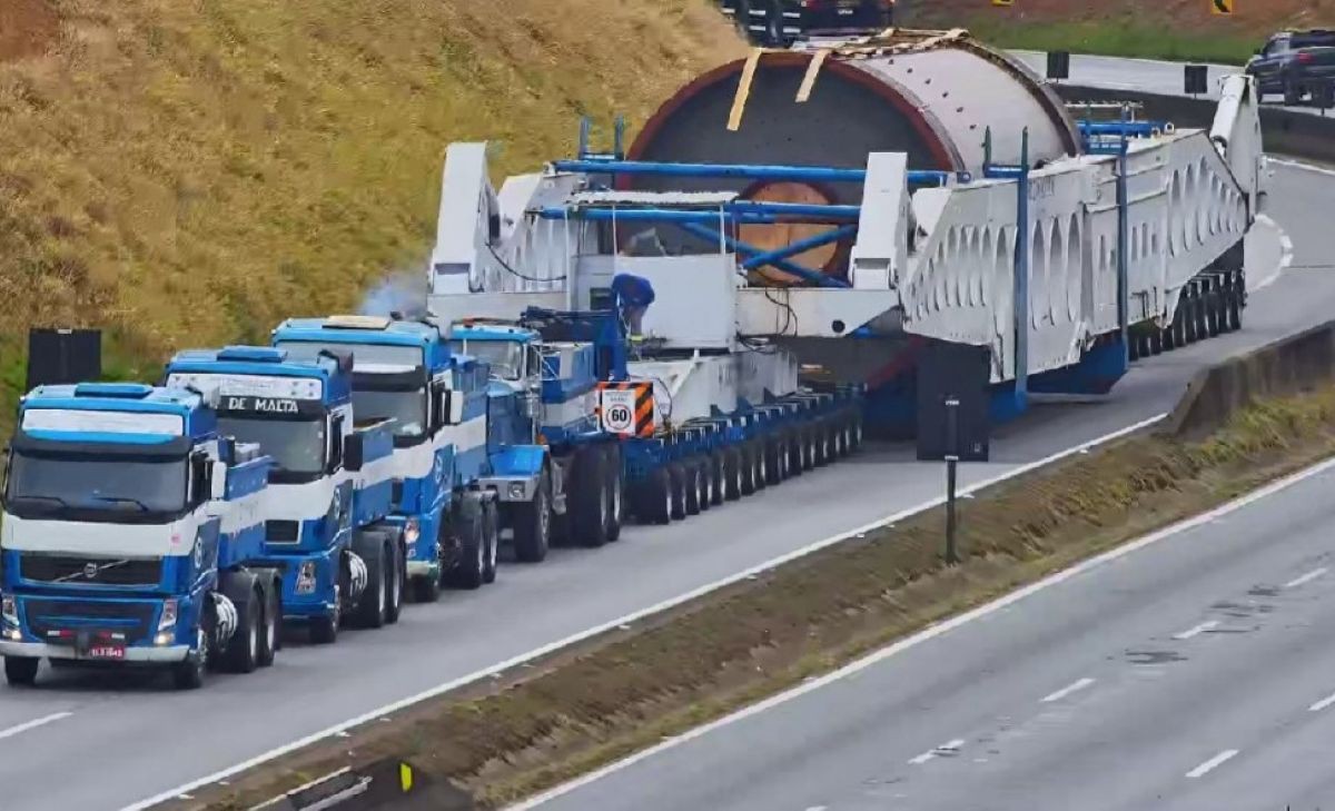 Megacarreta de 850 toneladas volta a cruzar a Fernão Dias após 14 dias parada
