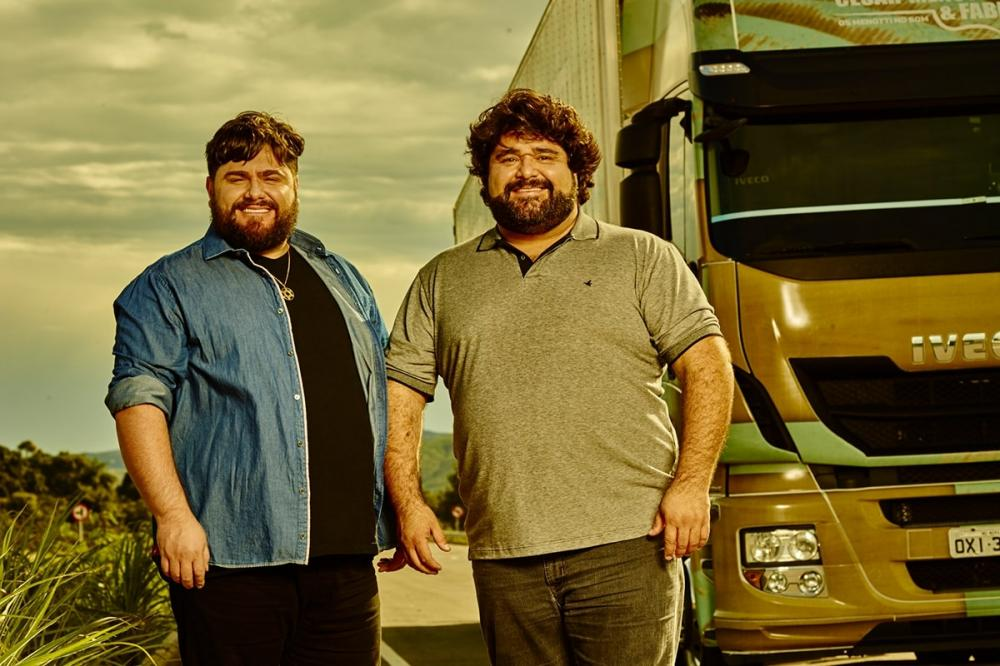 A música sertaneja e o caminhão: Cantor Fabiano é caminhoneiro nas horas vagas