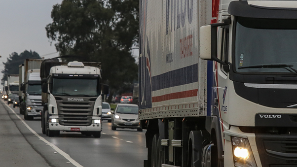 Contratação de caminhoneiros com carteira assinada cresce 14% desde 2019