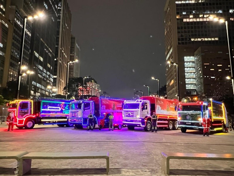 Caminhões de coleta de resíduos iluminam o Natal na cidade de São Paulo
