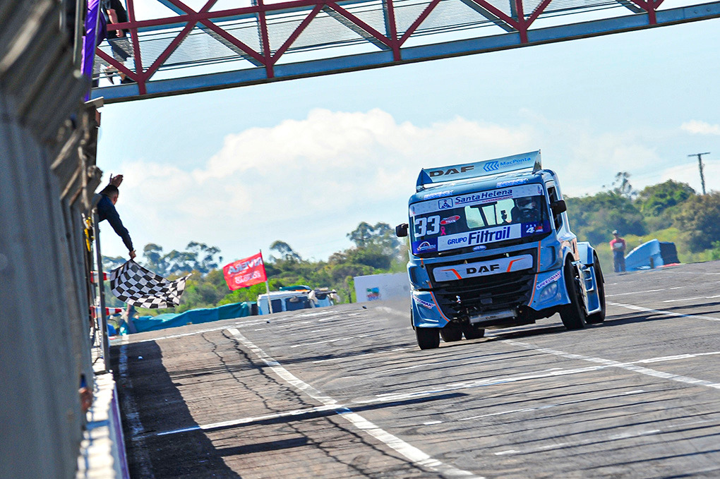 Joãozinho Santa Helena ganha a prova extra da Fórmula Truck em Rivera