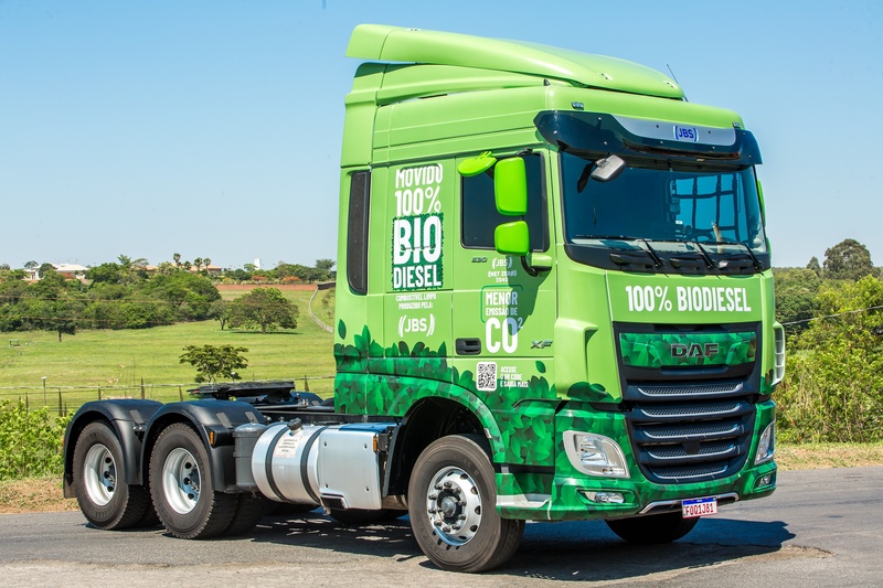Teste feito por DAF e JBS aponta que biodiesel 100% (B100) pode ter rendimento equivalente ao diesel fóssil