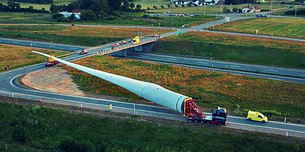 TRANSPORTE DE LÂMINA  DE TURBINA EÓLICA GIGANTE