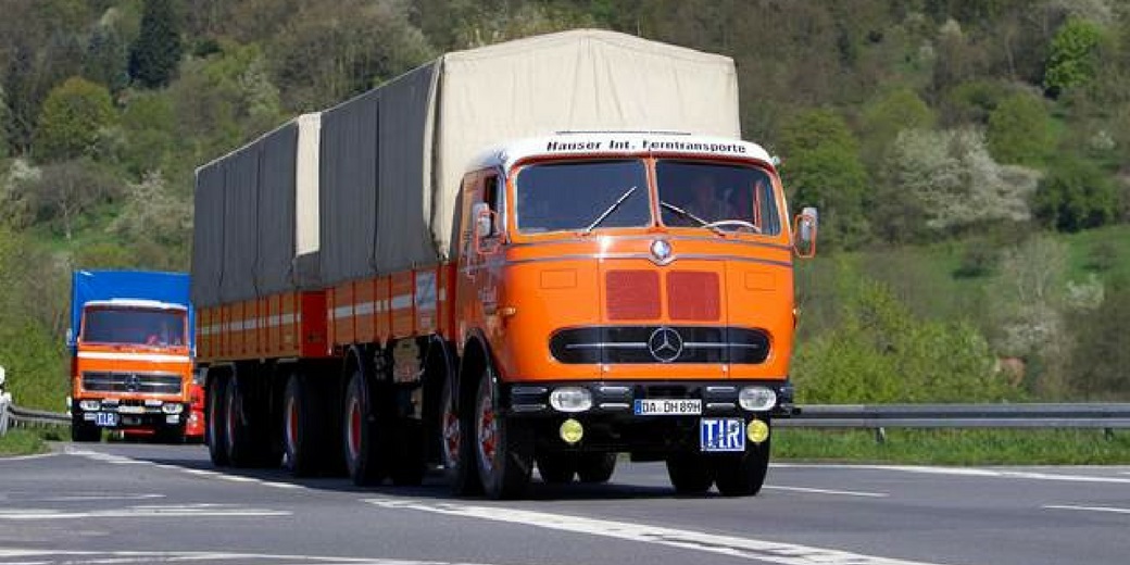 Comboio de caminhões antigos rodam mais de 1.000 km na Alemanha