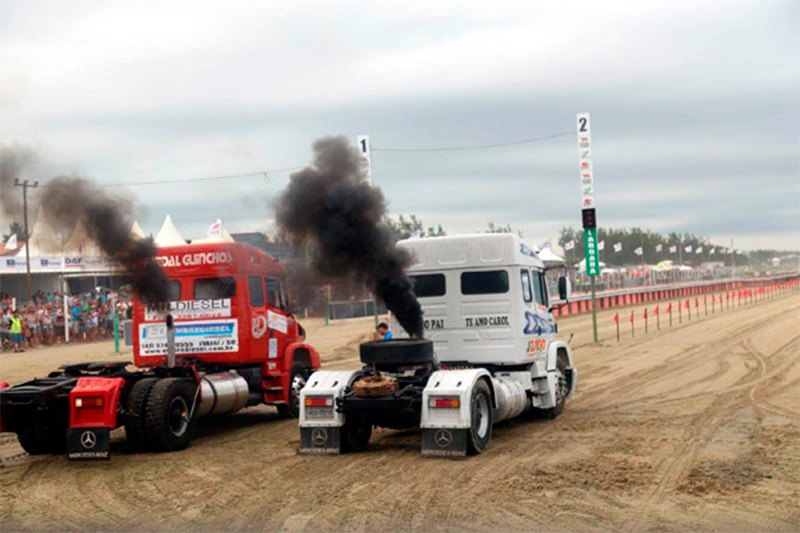 Campeonato de arrancada de caminhões à beira-mar: pra quem gosta