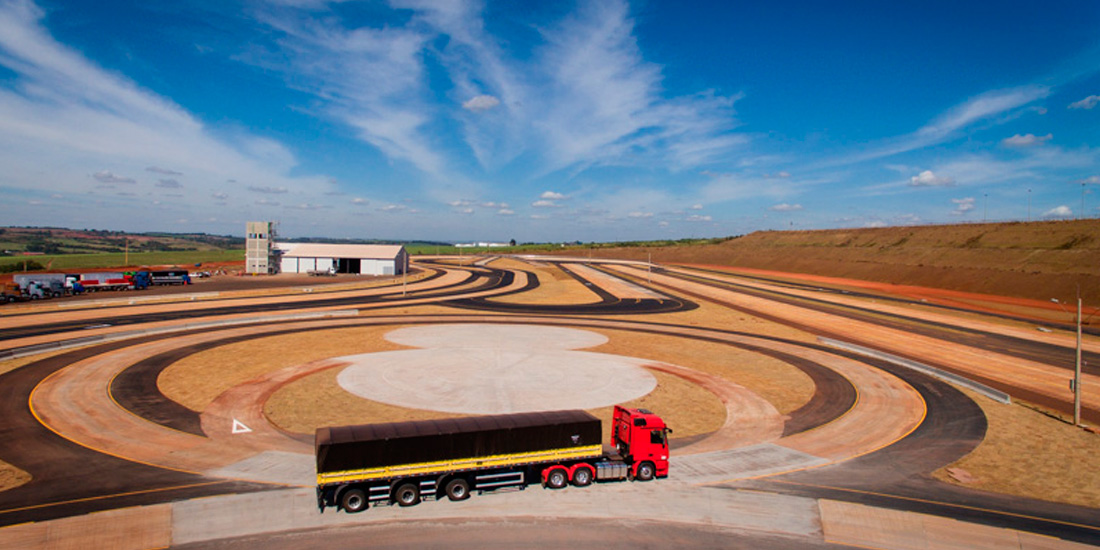 Mercedes-Benz inaugura campo de provas