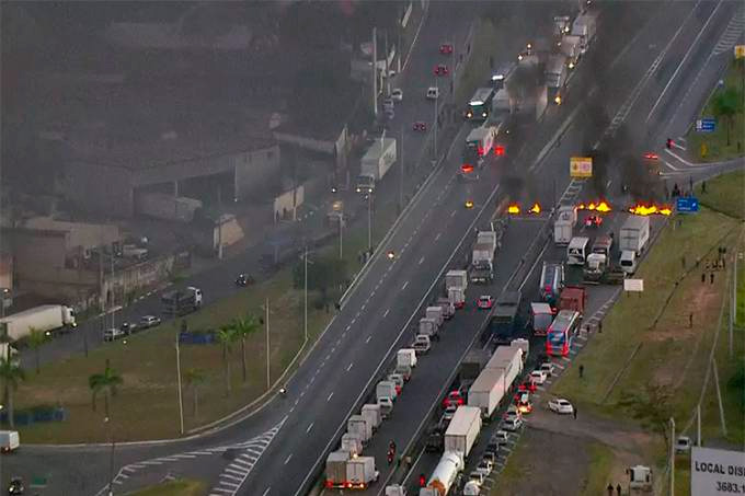 Greve dos caminhoneiros continua nesta terça-feira