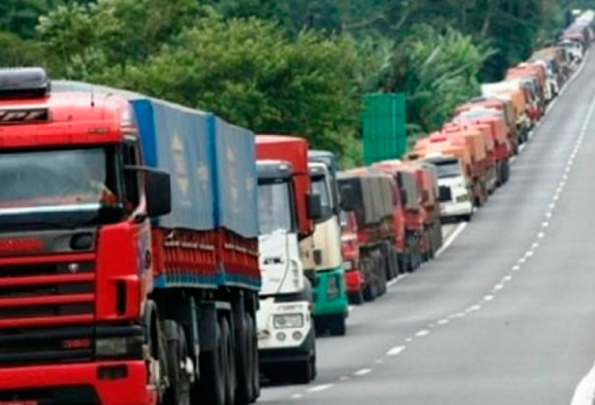 Caminhoneiros realizam greve em oito estados