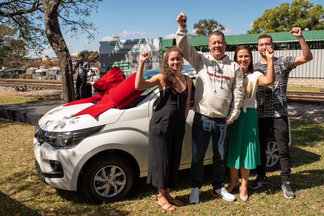 Transportadora entrega carro zero km a agregado no Dia do Motorista