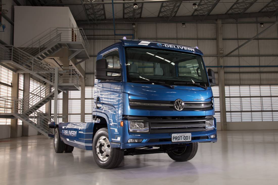 Volkswagen apresenta caminhão elétrico brasileiro e solução de conectividade