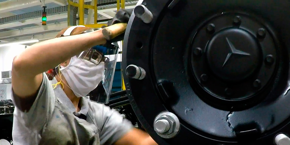 Mercedes-Benz reativa 2º turno na fabricação de caminhões