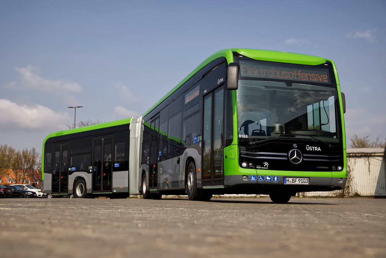 Daimler entrega os primeiros ônibus elétricos eCitaro articulados da Mercedes-Benz