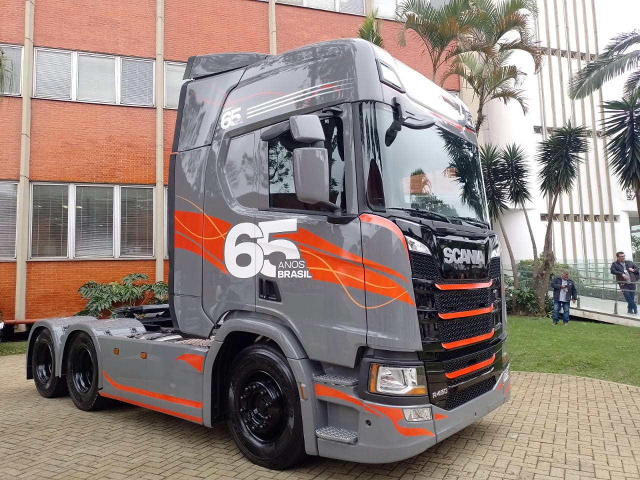 Vídeo: Caminhão que comemora os 65 anos da Scania no Brasil tem