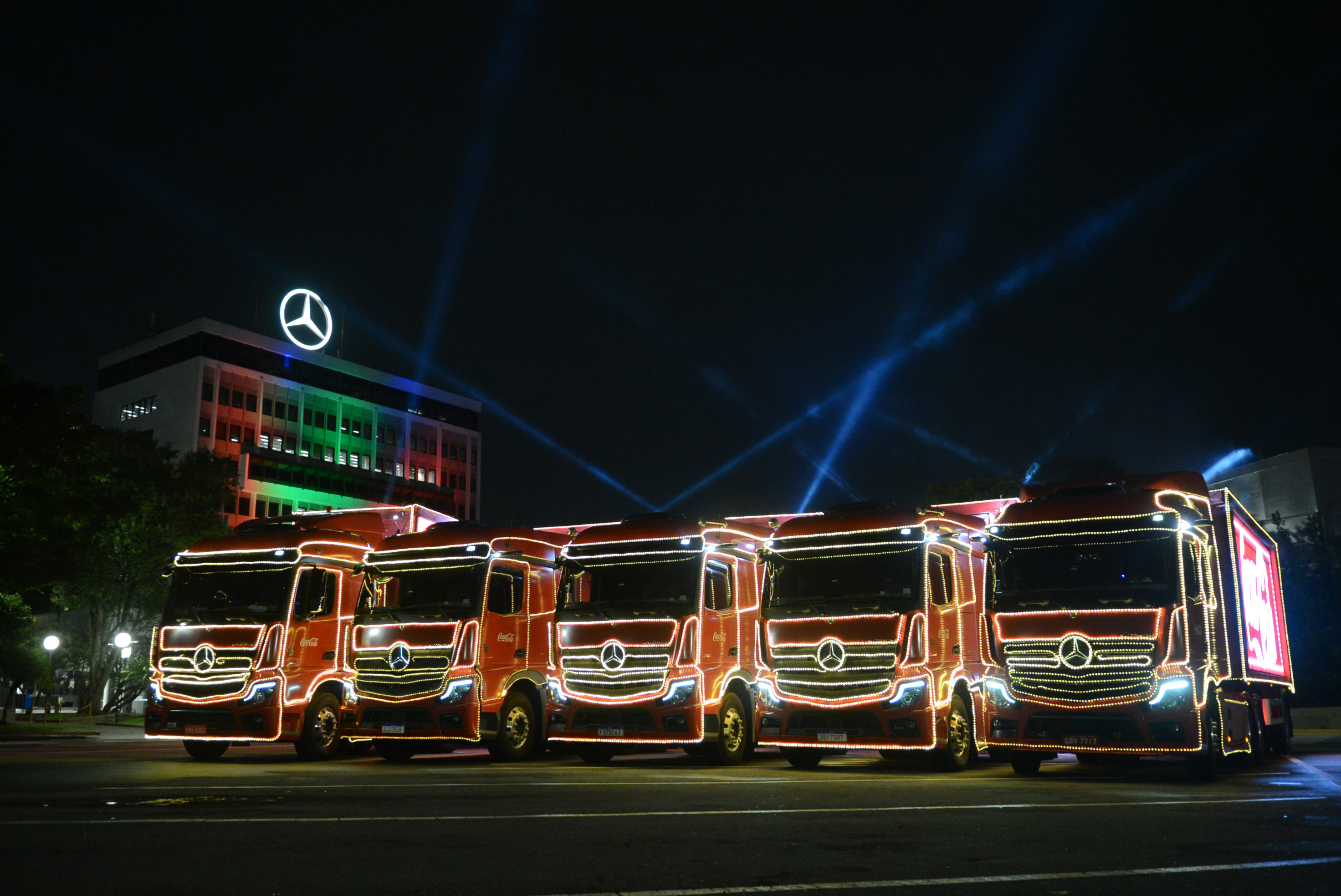 Caravanas Iluminadas de natal da Coca-Cola terão caminhões da Mercedes-Benz  - Planeta Caminhão - Para Quem Gosta