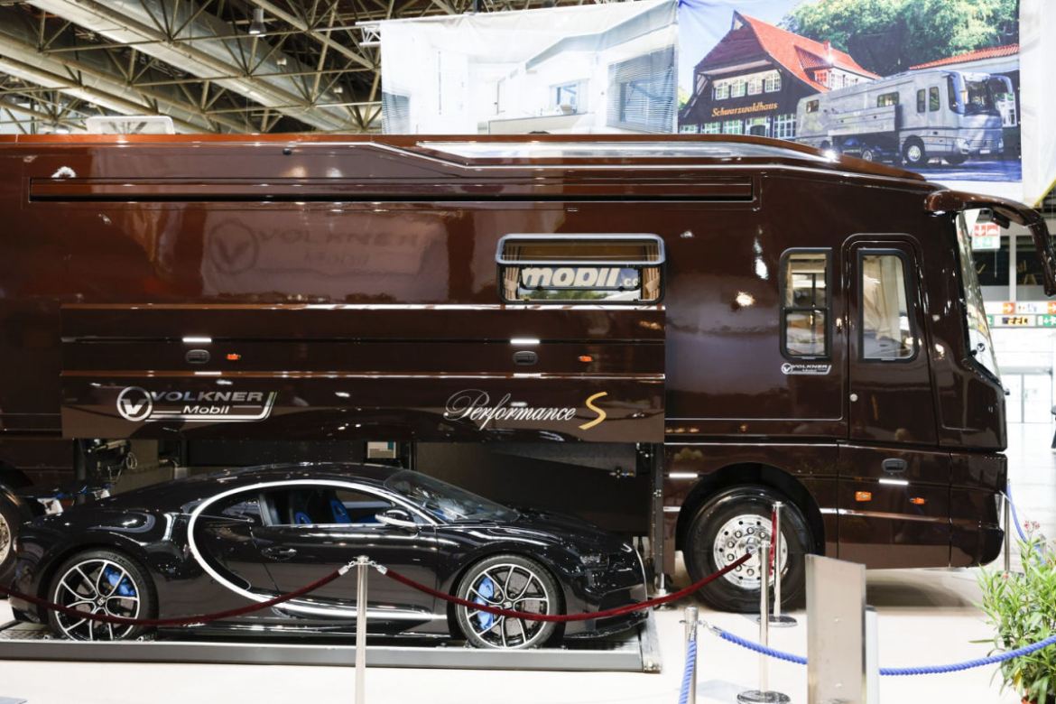 Motorhome da Volkner vem com garagem para Bugatti 