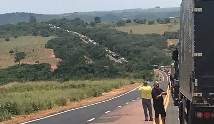 BR-163/364 em MT tem trecho bloqueado e gera horas de congestionamento