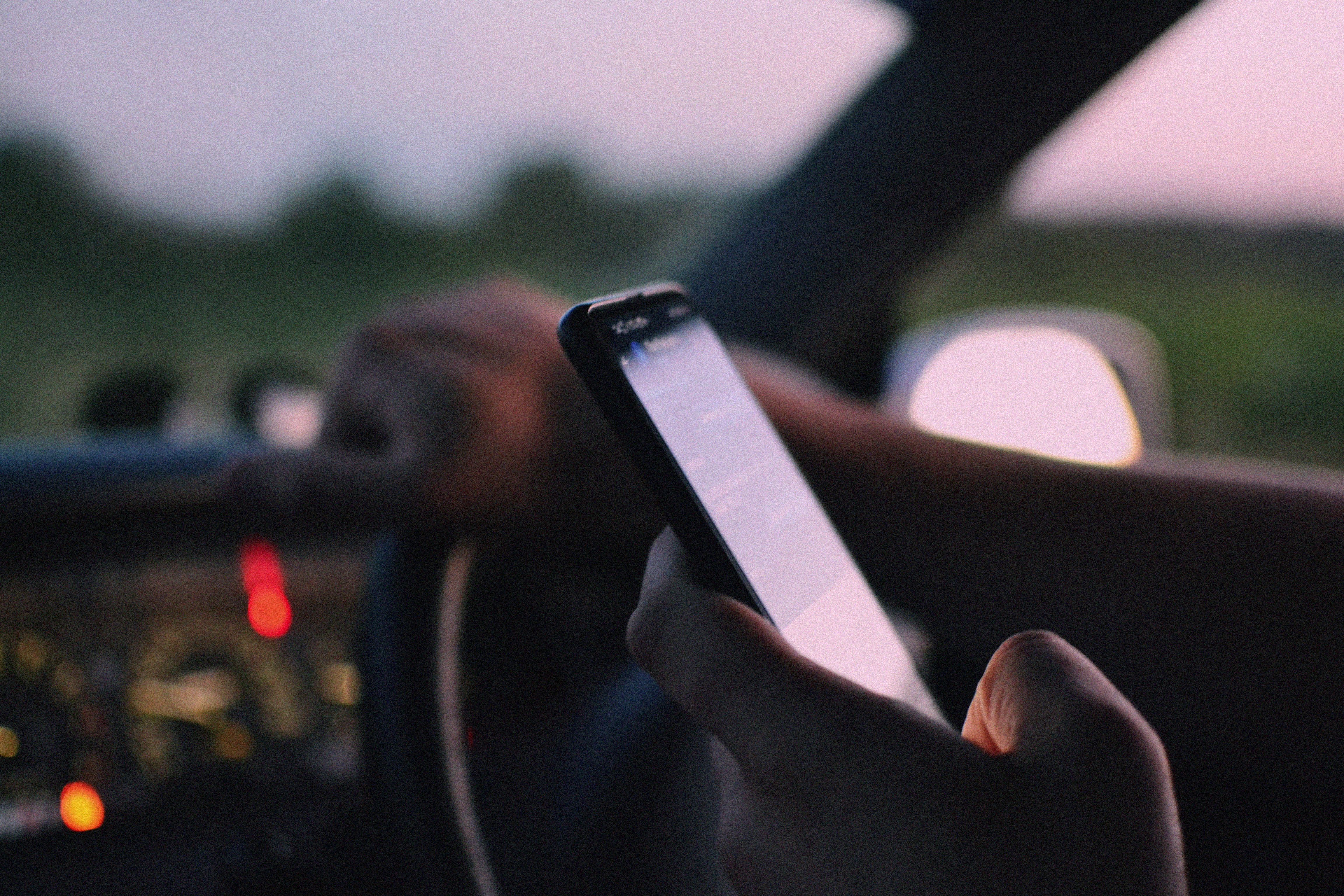 Uso do celular ao volante é destaque da Semana Nacional de Trânsito 2026