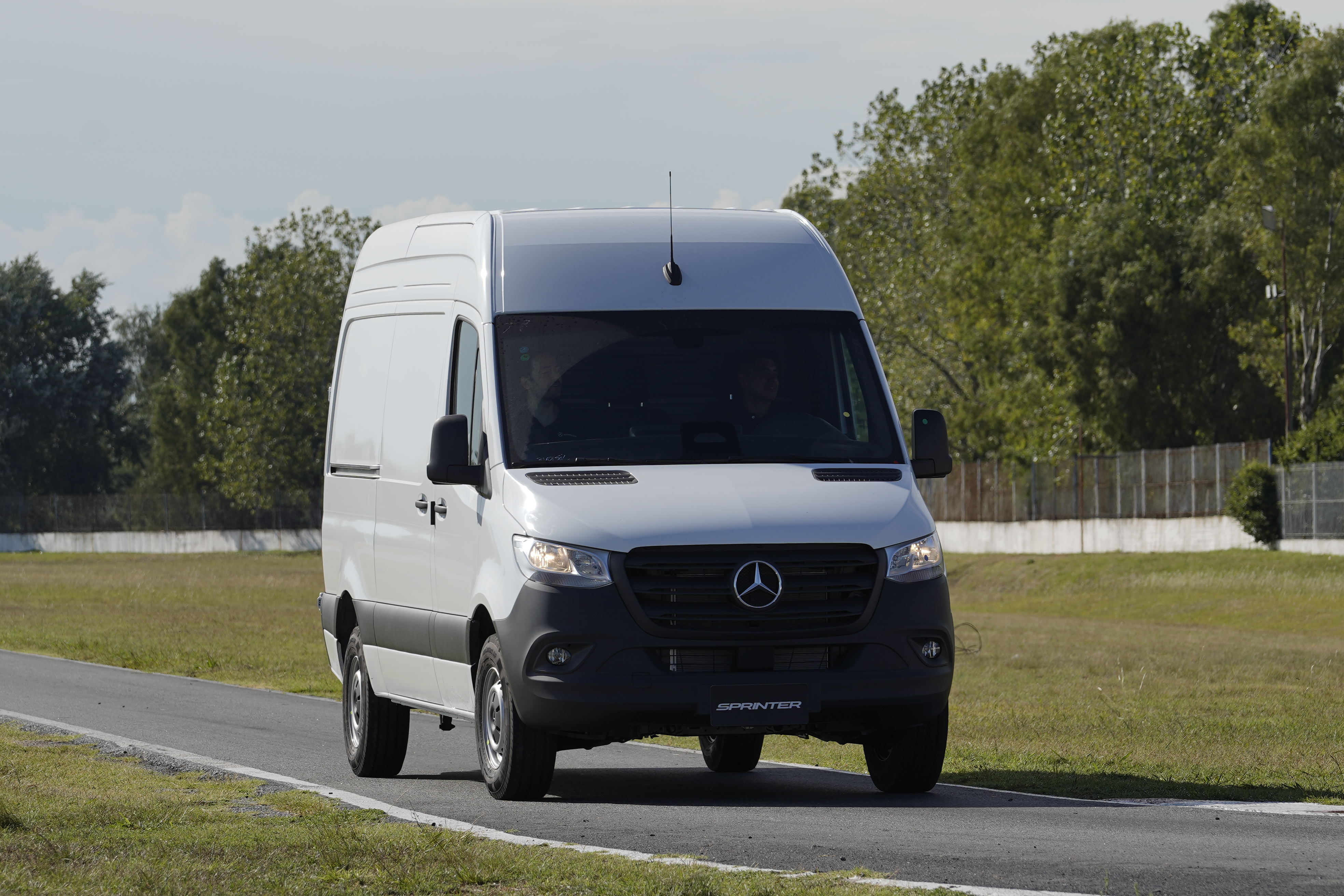 Mercedes-Benz lança Sprinter automática no Brasil e amplia linha de vans comerciais