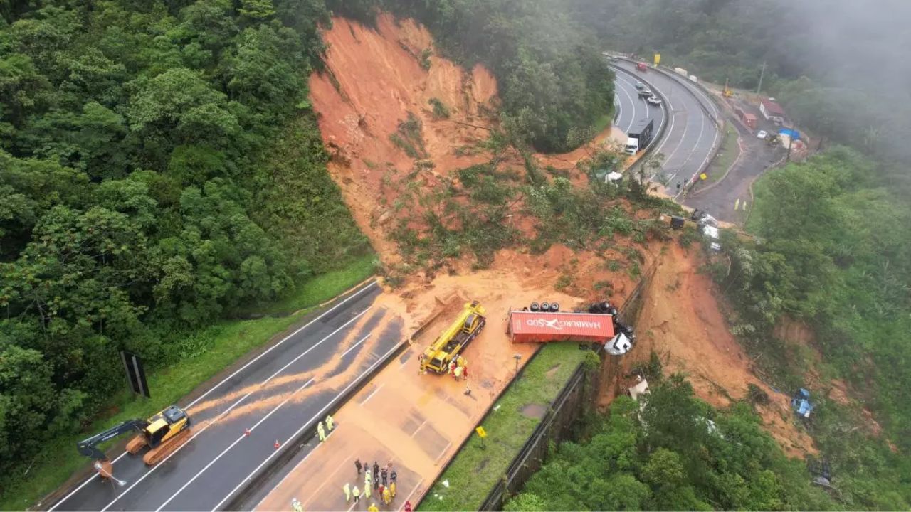 Deslizamento de terra soterra caminhões e bloqueia BR-376 no Paraná