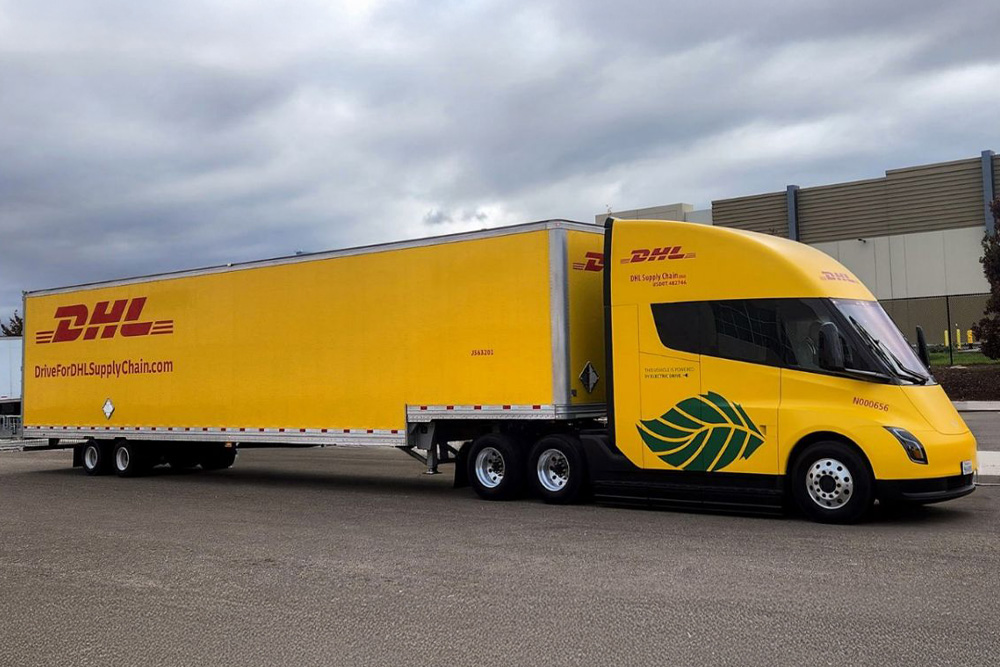 DHL recebe o primeiro Tesla Semi nos EUA e acelera eletrificação do transporte pesado