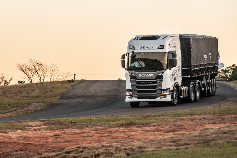 Scania entrega 100 caminhões movidos a biodiesel B100 para empresa de logística