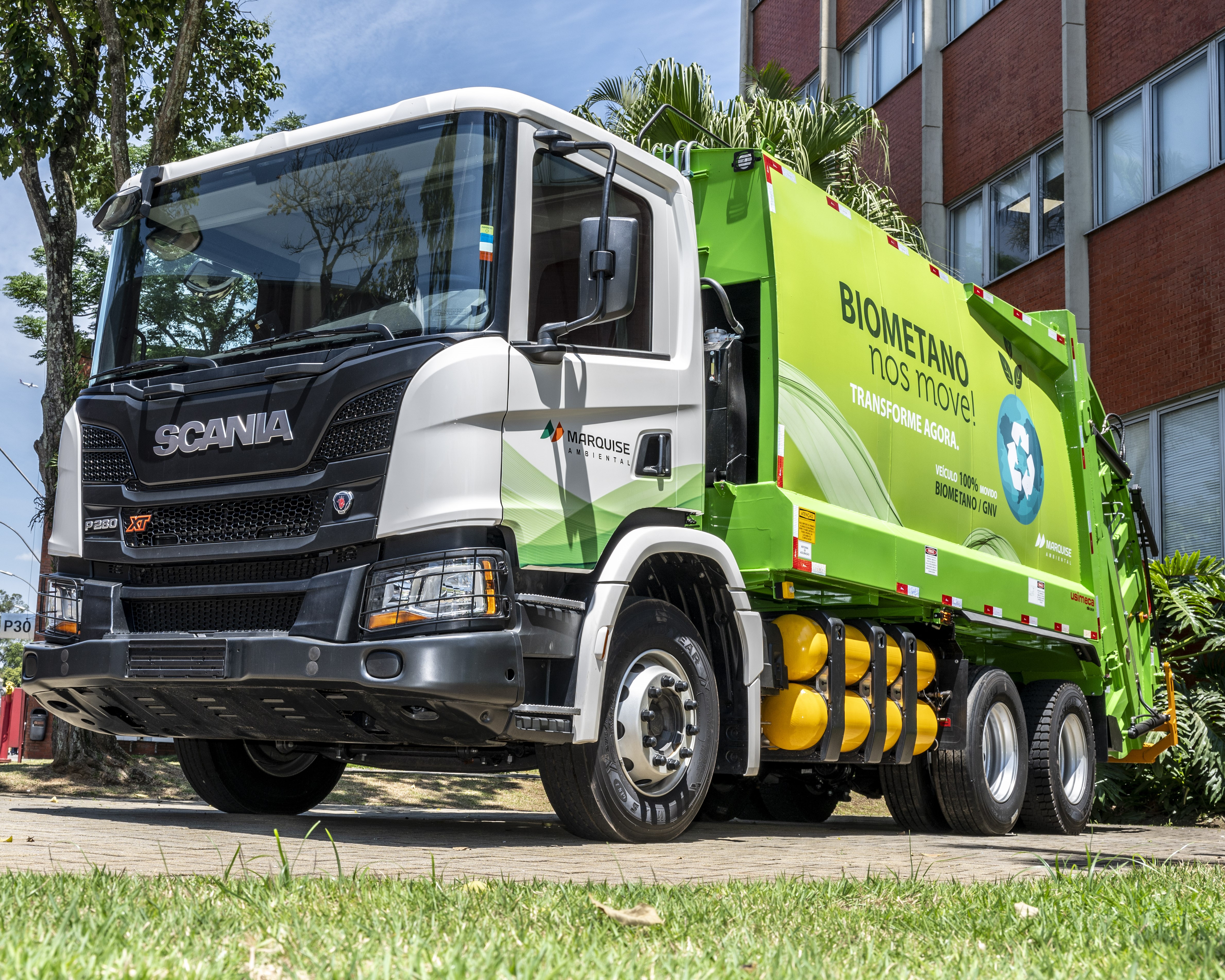 Scania entrega caminhões coletores movidos a biometano/gás natural para Marquise Ambiental