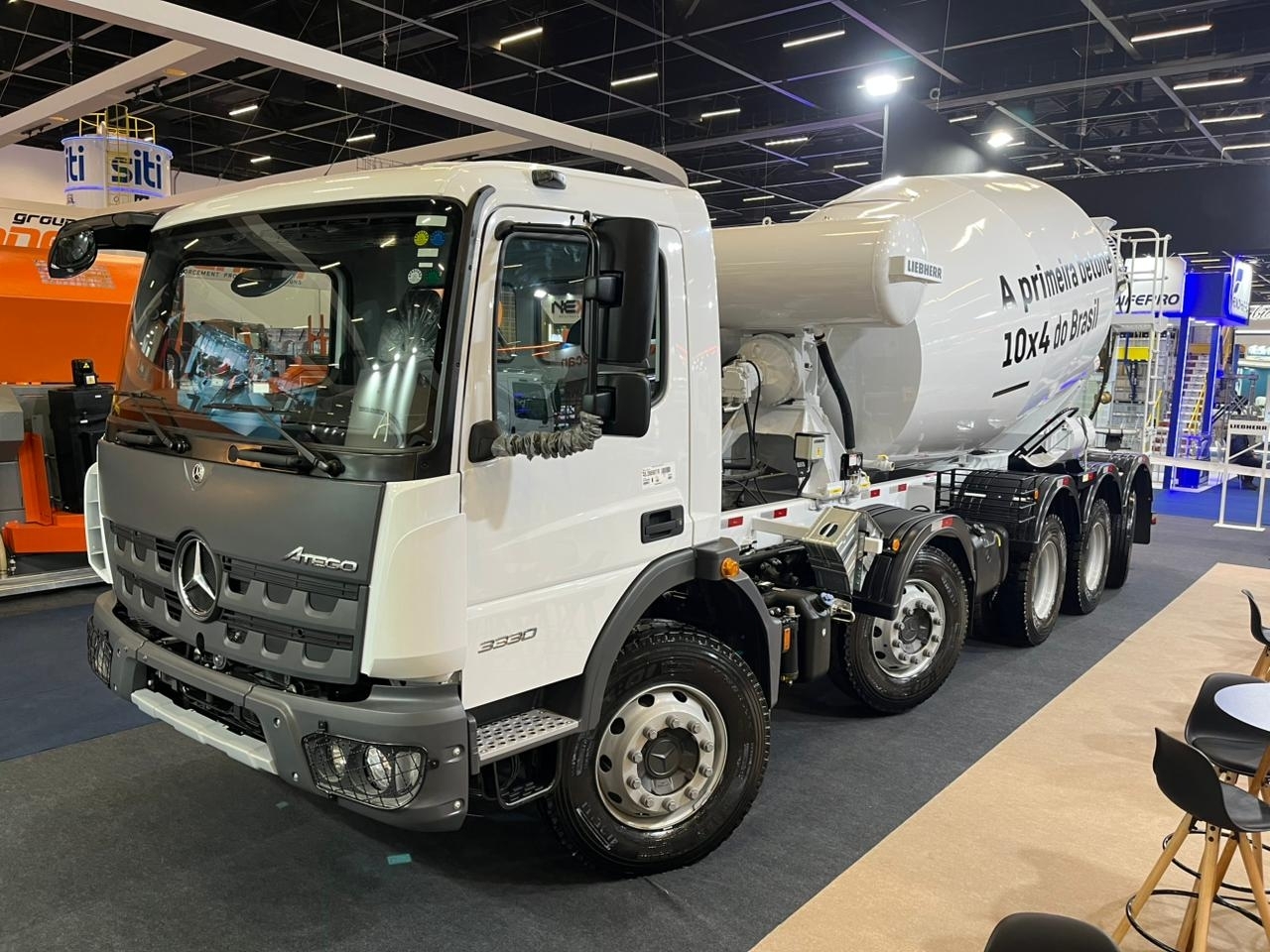 Mercedes-Benz apresenta o Atego 3330 como o primeiro caminhão betoneira 10x4 do Brasil