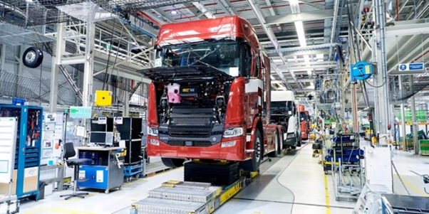 Produção de caminhões registra a primeira queda mensal após oito meses