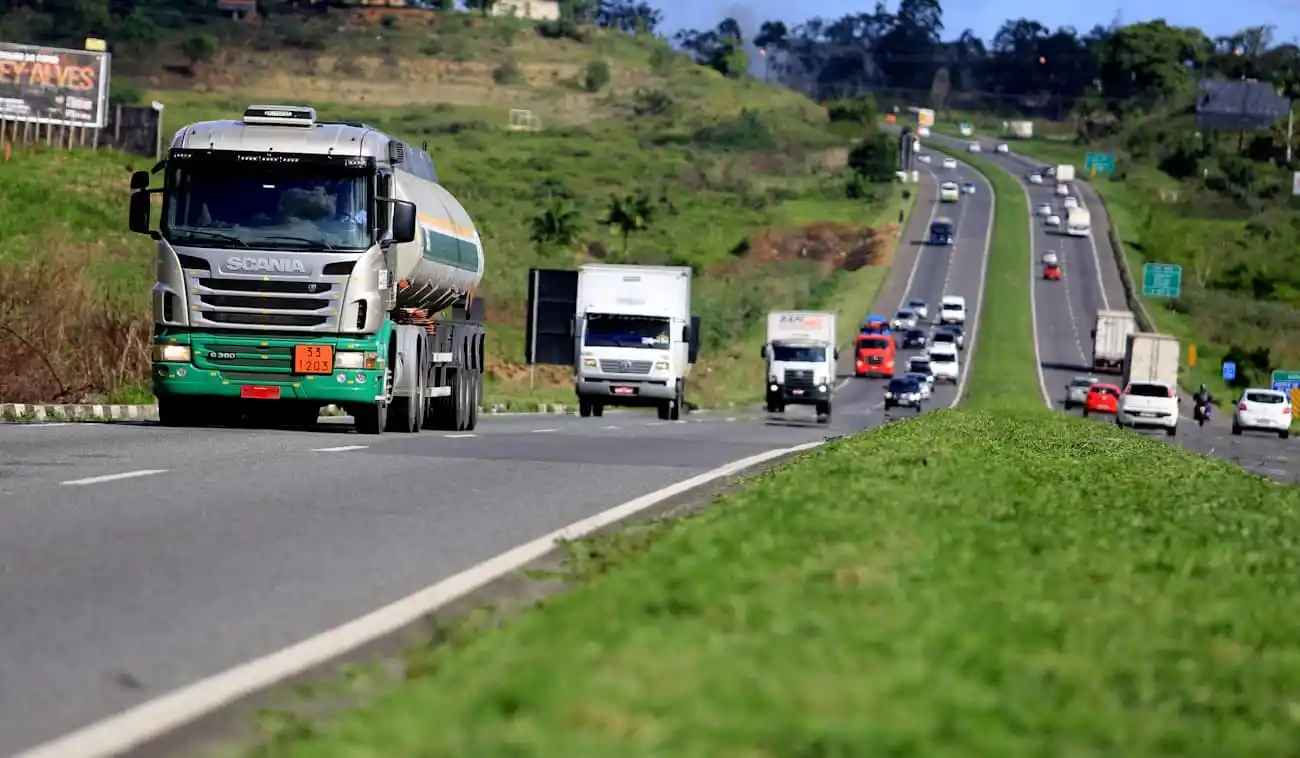 Frete rodoviário sobe 6,93% em abril e acumula alta de 16,8% em 12 meses, aponta levantamento