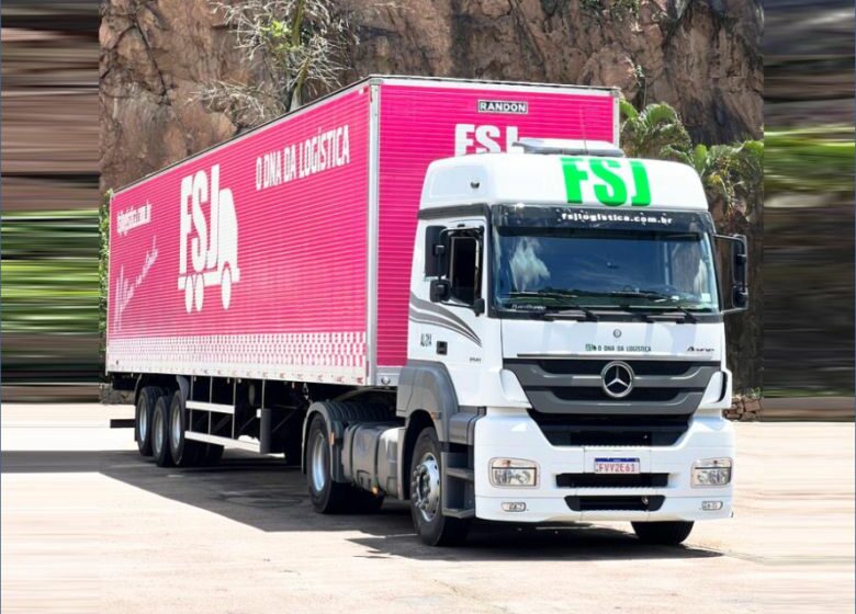 Primeira dupla de motoristas mulheres da FSJ Logística vai dirigir carreta cor de rosa