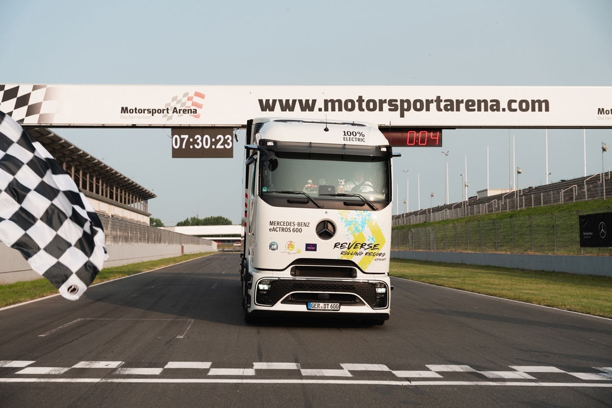 De marcha ré: Mercedes-Benz Trucks conquista recorde mundial do Guinness com o caminhão elétrico eActros 600