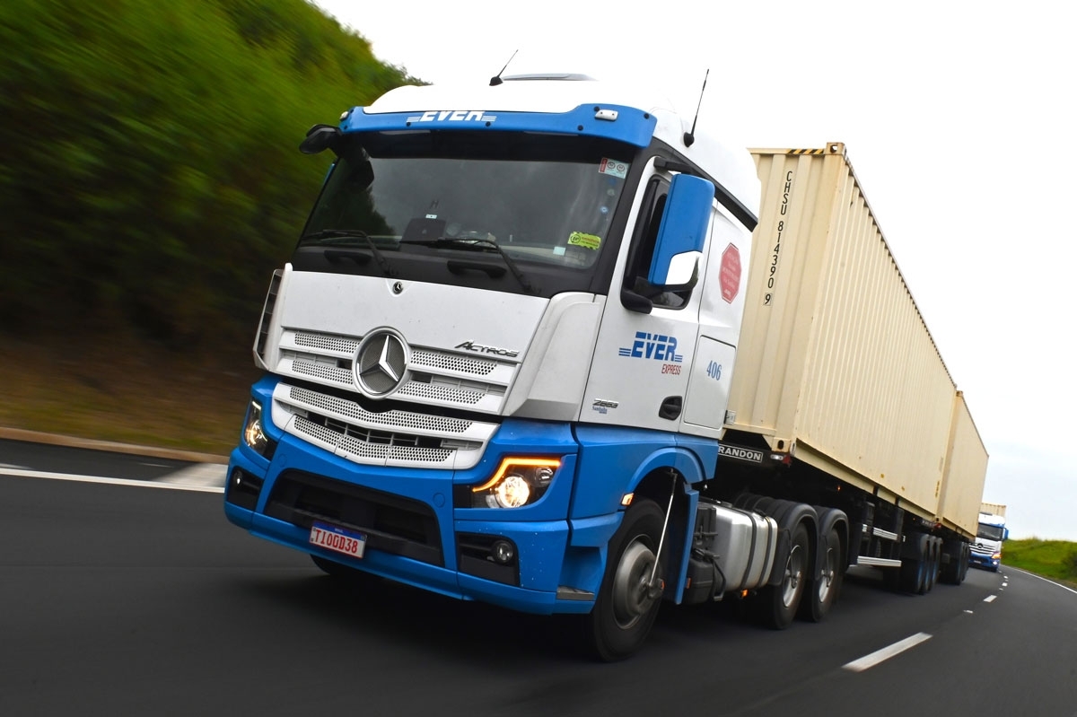 Ever Express amplia frota com 11 caminhões Actros para operações de comércio exterior