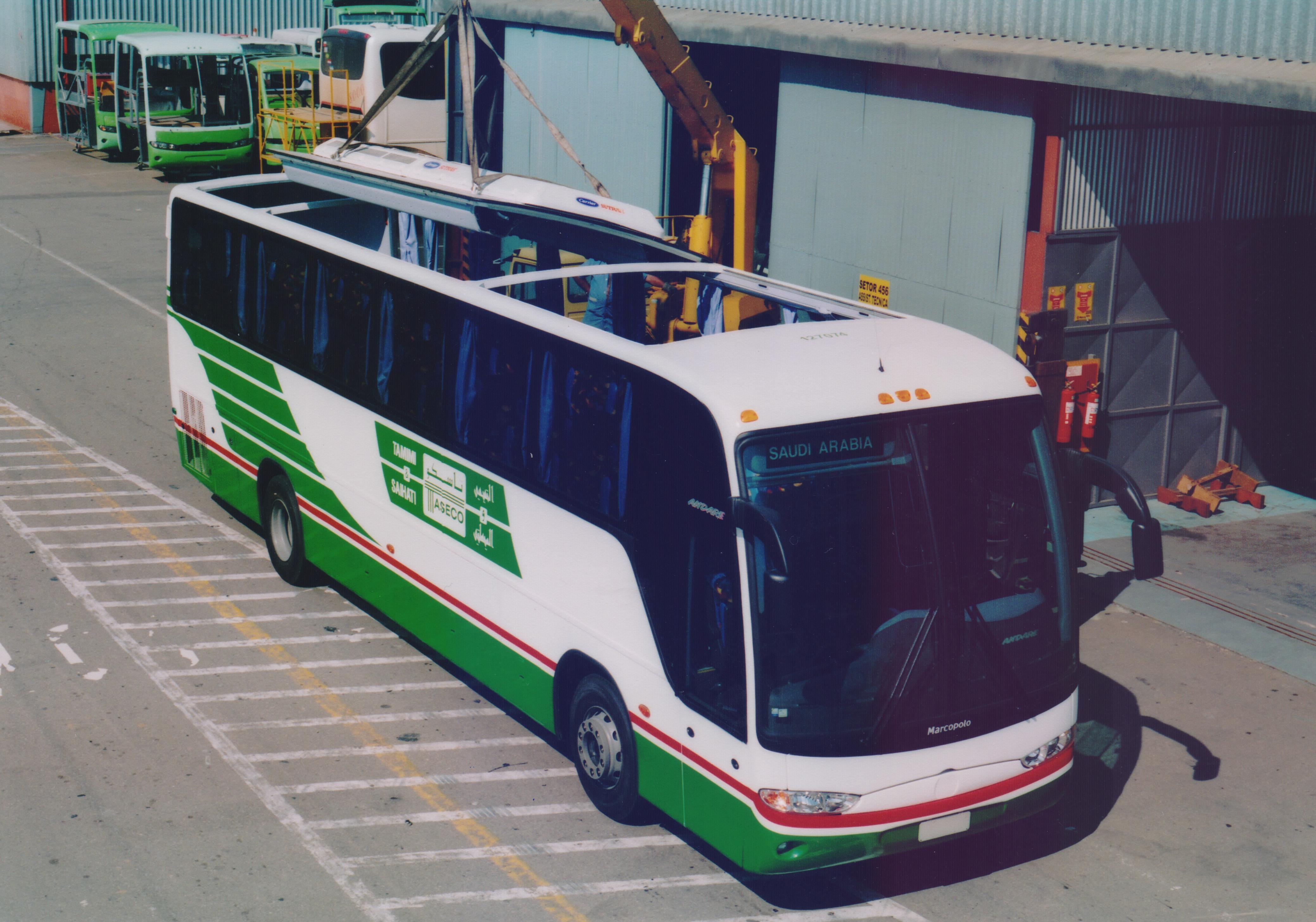 Ônibus com teto removível para peregrinos marcam os 30 anos da Volksbus