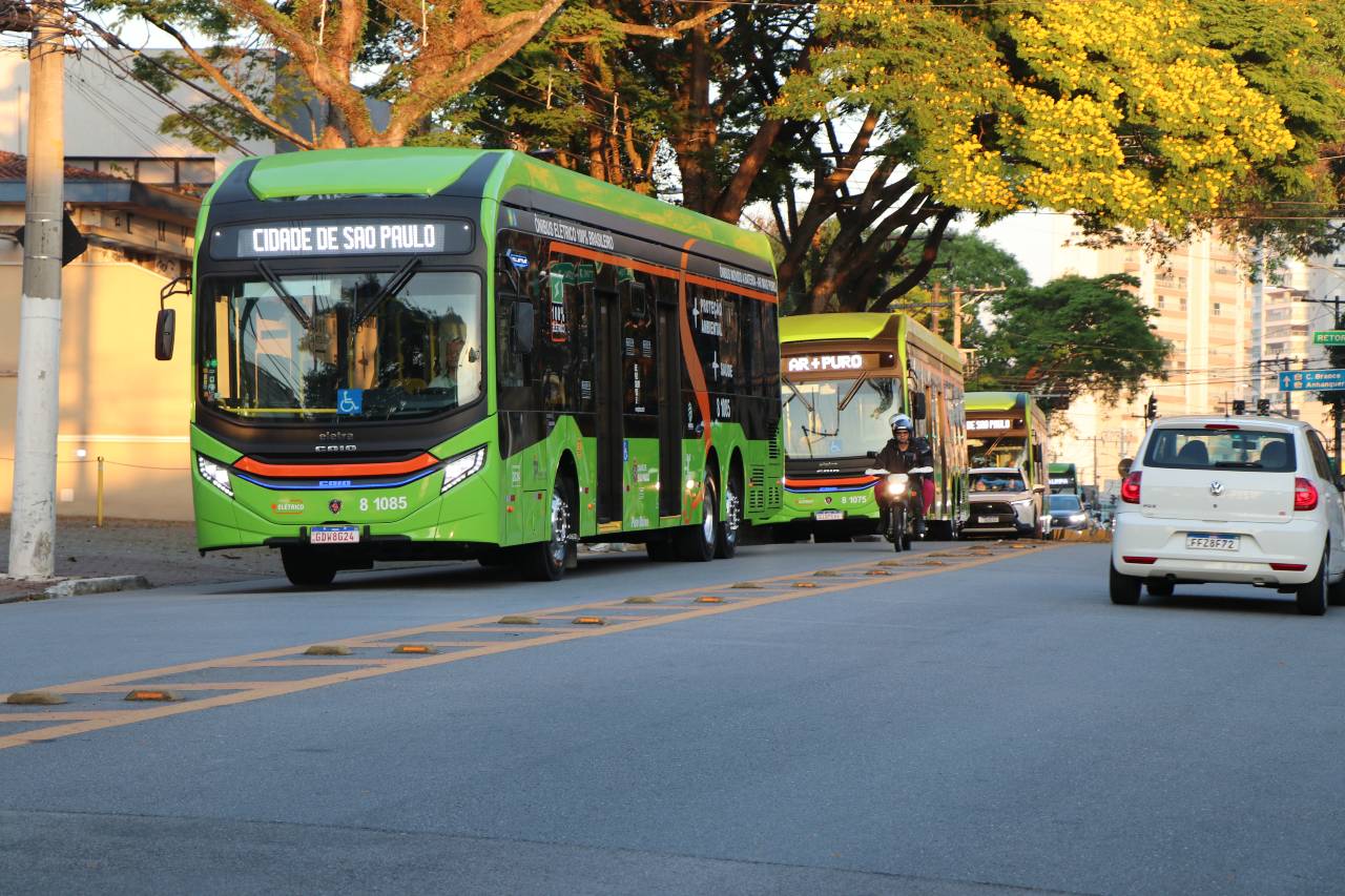 Cidade de São Paulo acelera transição e frota de ônibus elétricos cresce mais de 70% em 2025