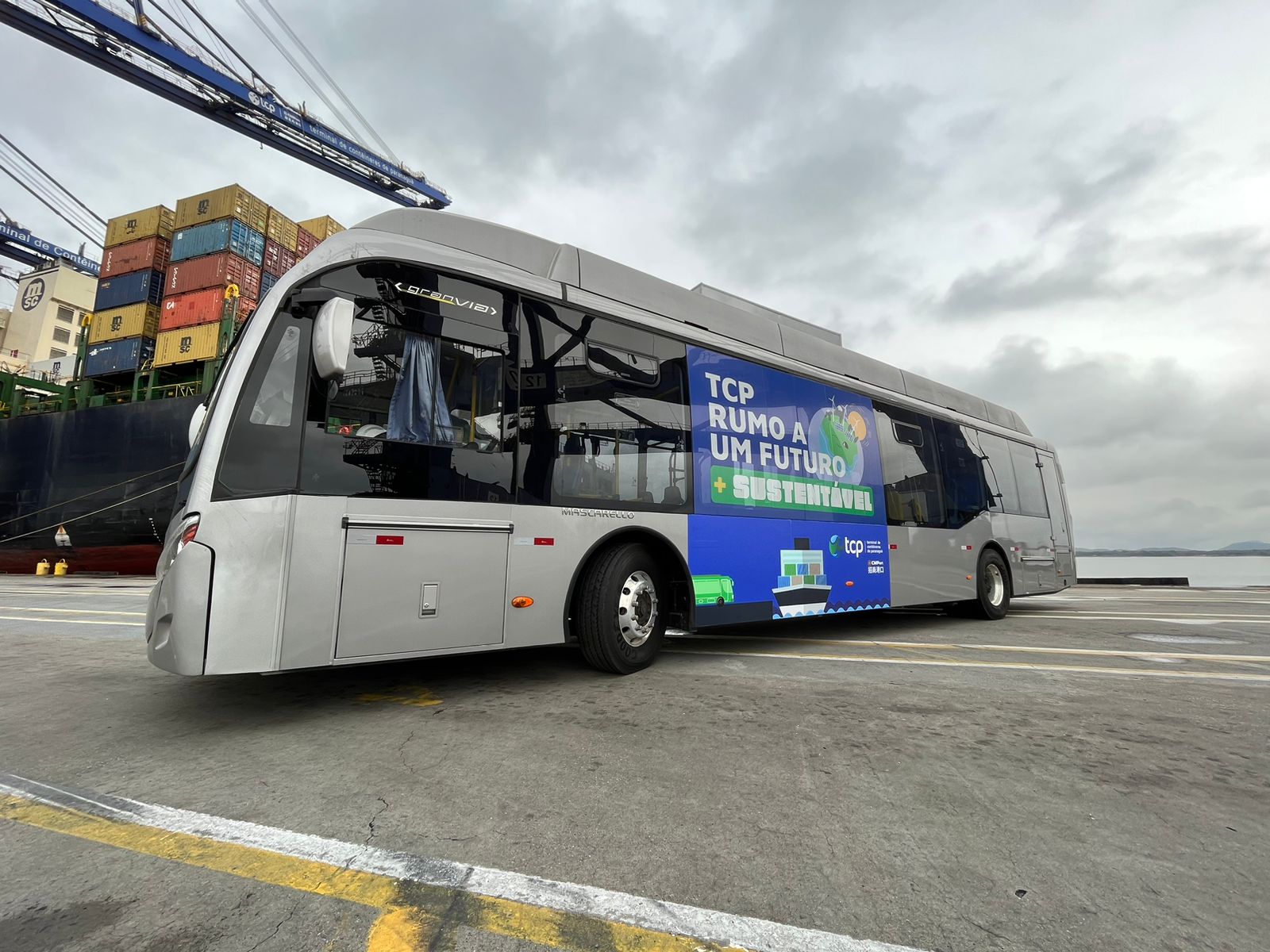 Terminal de Contêineres de Paranaguá apresenta primeiro ônibus 100% elétrico para operação