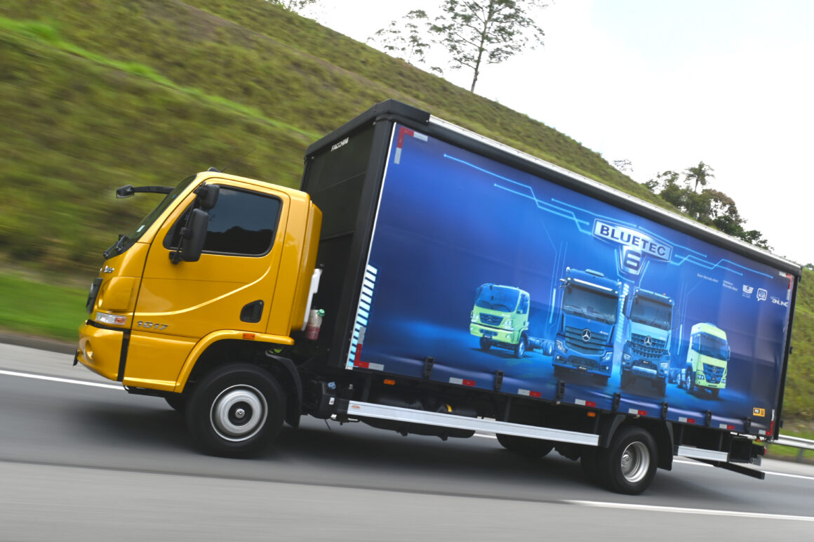 Mercedes-Benz Accelo 1017 lidera os leves em 2025 e consolida força da marca no mercado brasileiro