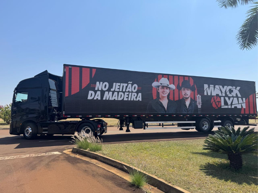 Rodonaves Iveco entrega caminhão sob medida para a dupla sertaneja Mayck e Lyan