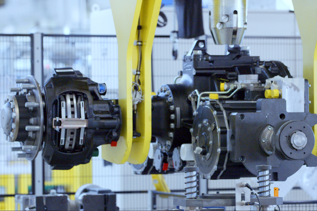 Iveco Group inaugura nova fábrica de trens-de-força elétricos na Itália