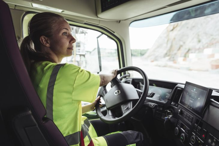 Toque feminino na cabine: desafios das mulheres caminhoneiras pelo país