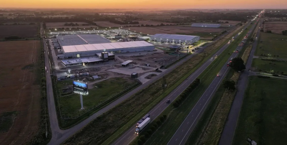 Mercedes-Benz inaugura nova fábrica de caminhões e ônibus na Argentina e amplia operação regional
