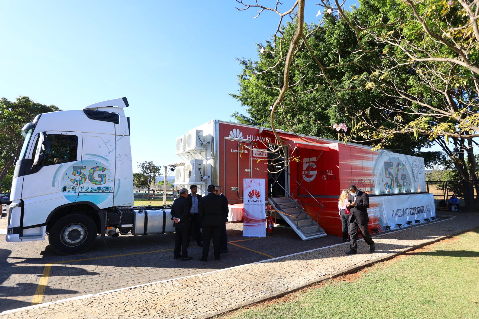 Caminhão do 5G vira sala de aula e vai levar educação tecnológica pelo Brasil