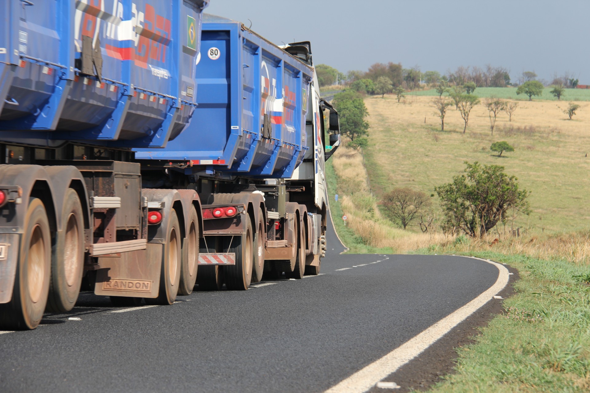 Caminhões terão até 39 dias de restrição nas rodovias federais em 2026, anuncia PRF
