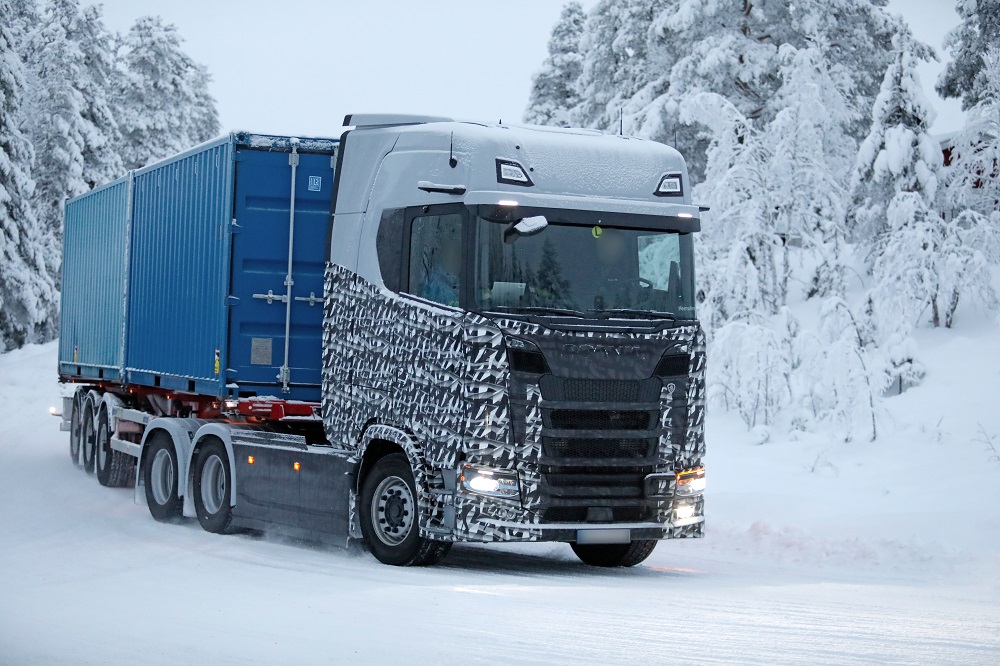 Novo Scania aparece em testes na Europa e detalhe curioso na cabine chama a atenção