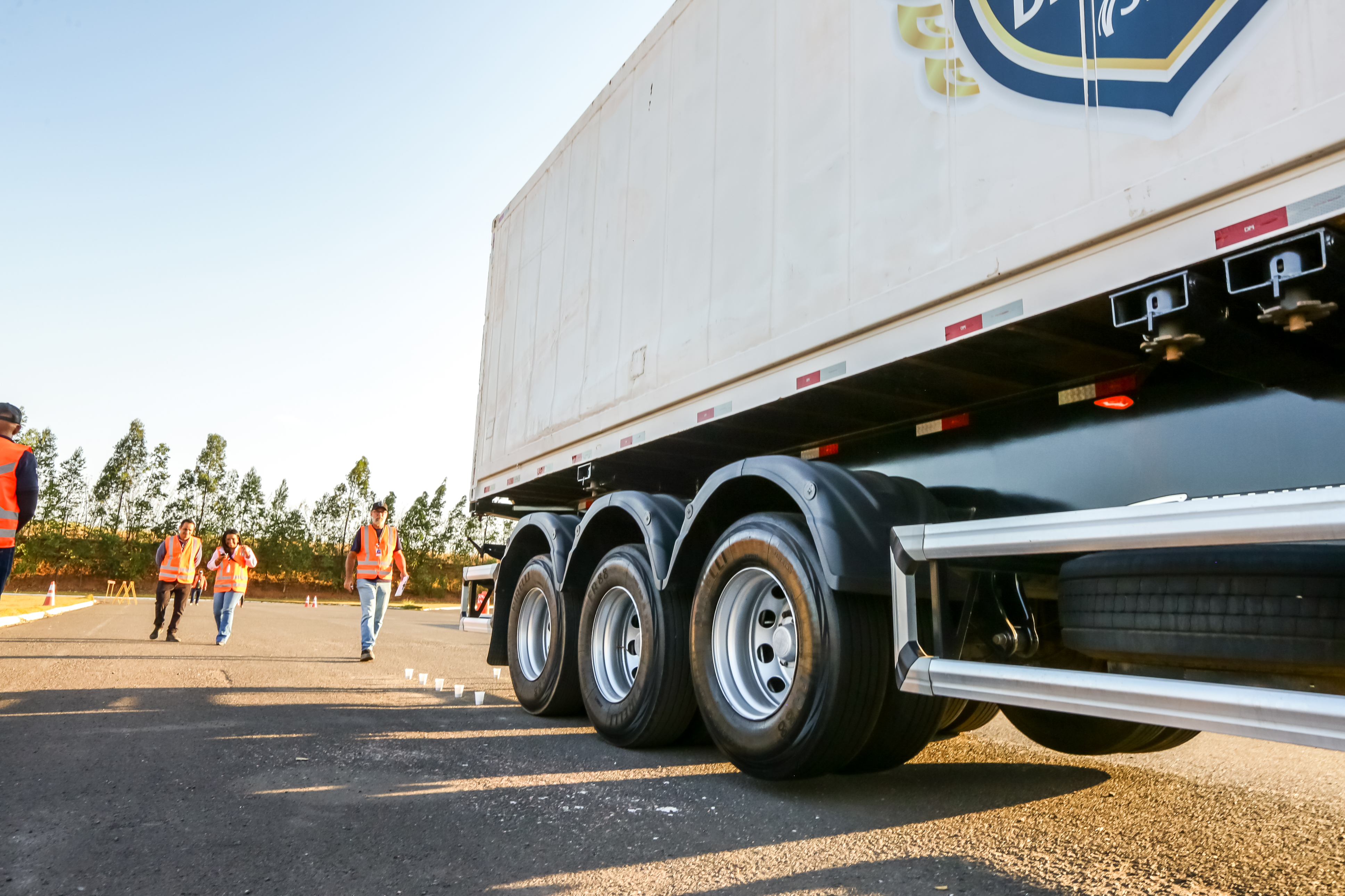 JBS premia motoristas e reforça compromisso com segurança nas estradas